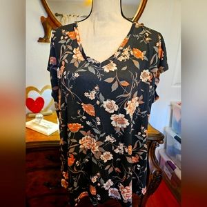Torrid Size 1 (14/16) V-Neck Floral T-Shirt